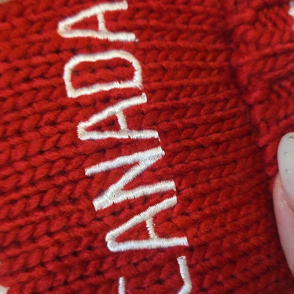 New Kootenay Knitting Company Red/White "Canada" Mittens - Picture 3 of 8